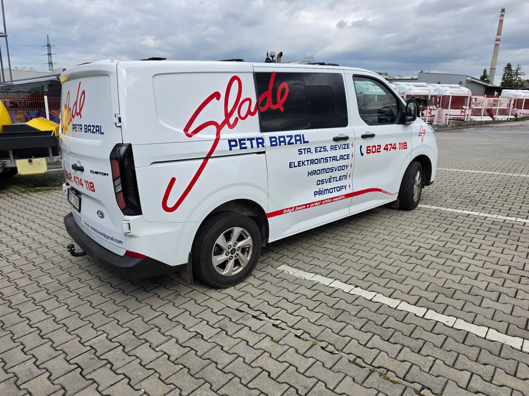 Červený a modrý reklamní polep dodávky Petr Bazal elektroinstalace