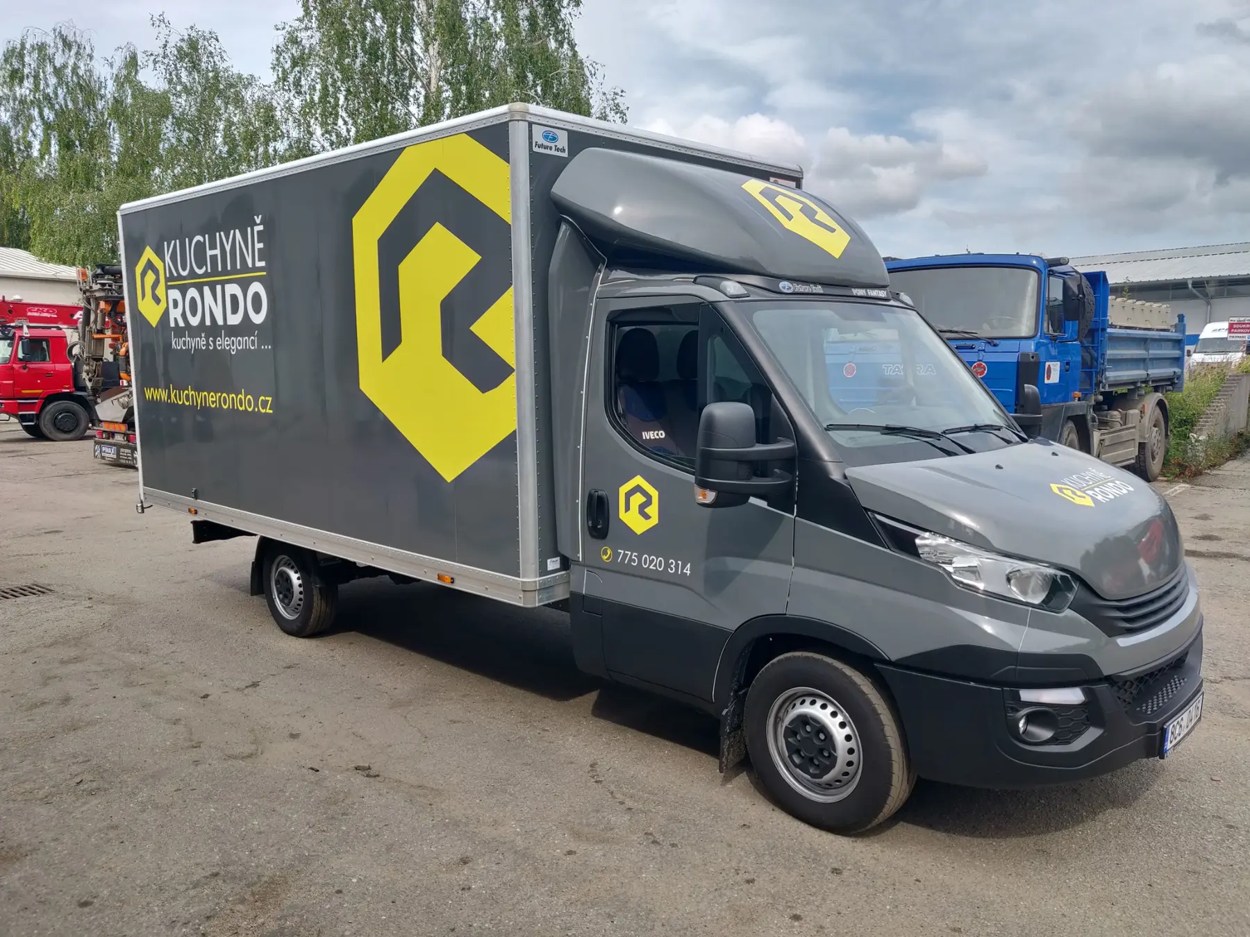 Šedožlutý celoplošný polep skříňové dodávky Kuchyně Rondo