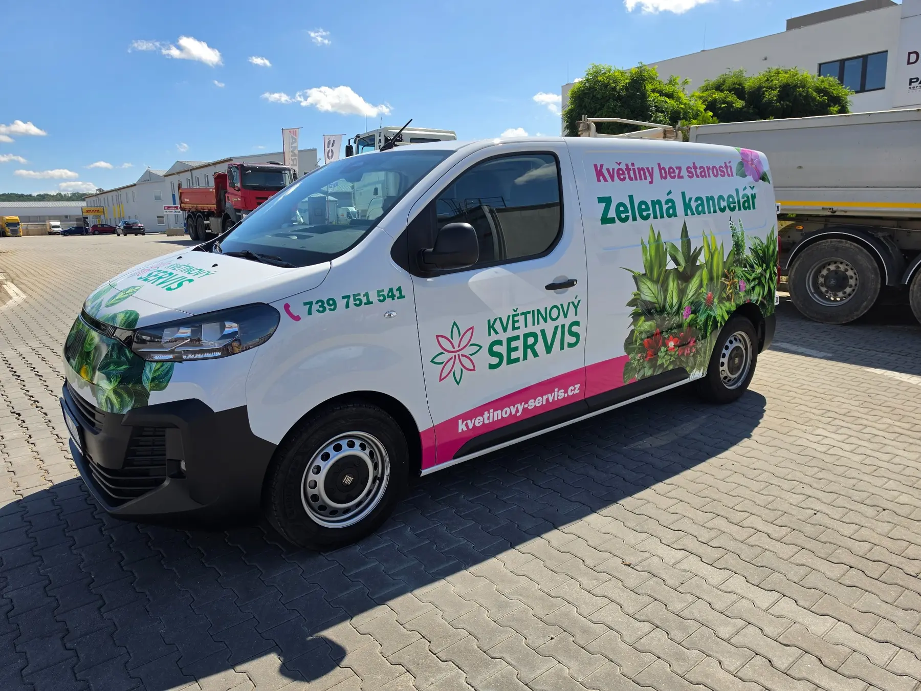 Květinový reklamní polep dodávky Květinový servis z předního pohledu