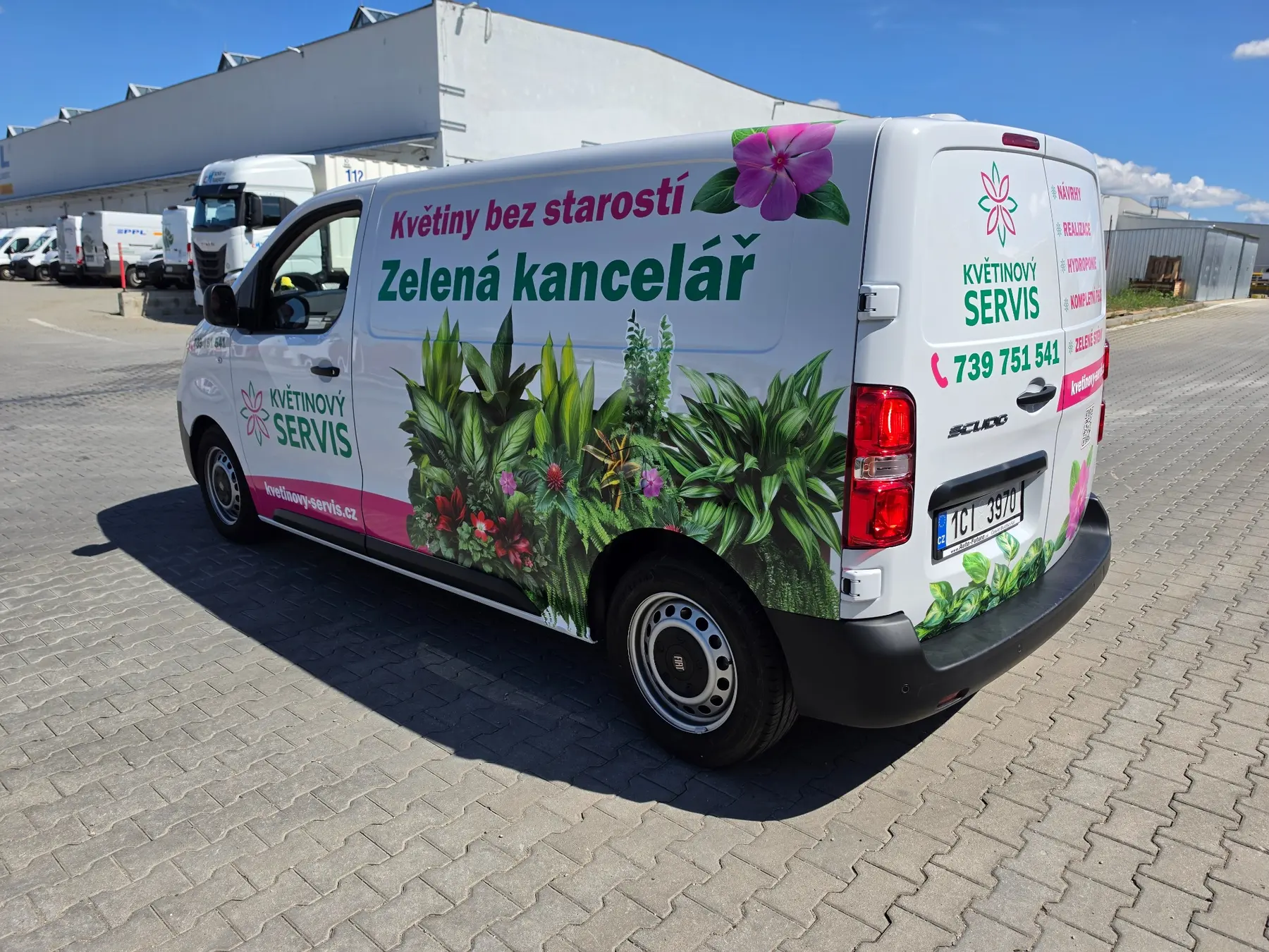 Květinový reklamní polep dodávky Květinový servis ze zadního pohledu