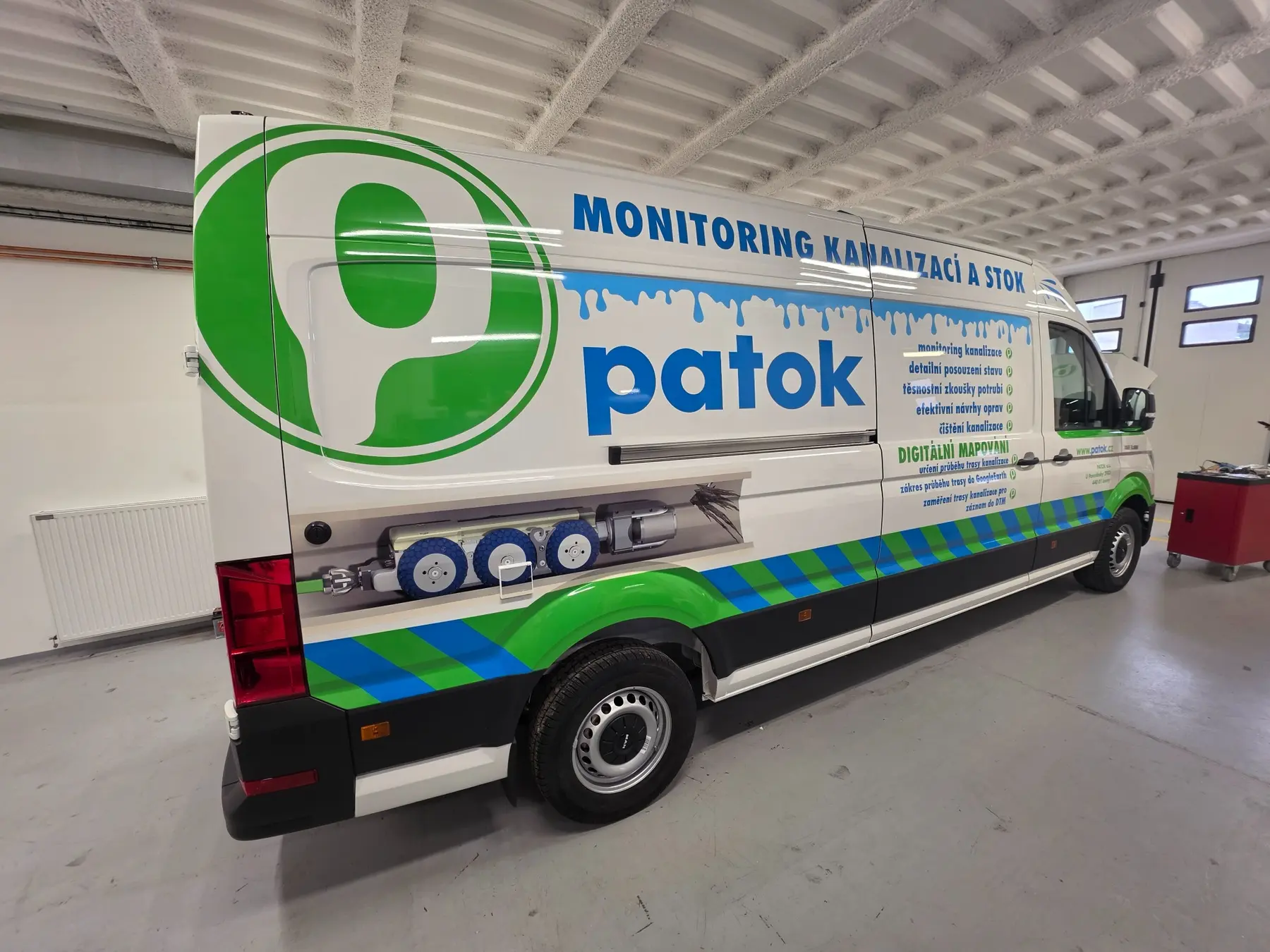 Zelenomodrý polep dodávky Patok pro monitoring kanalizací a stok