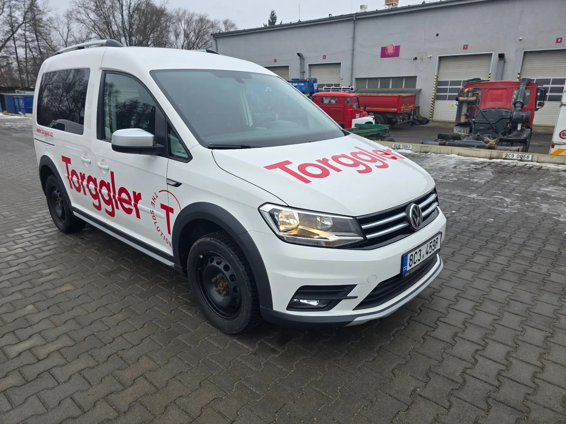 Červenobílý firemní polep užitkového vozu Torggler