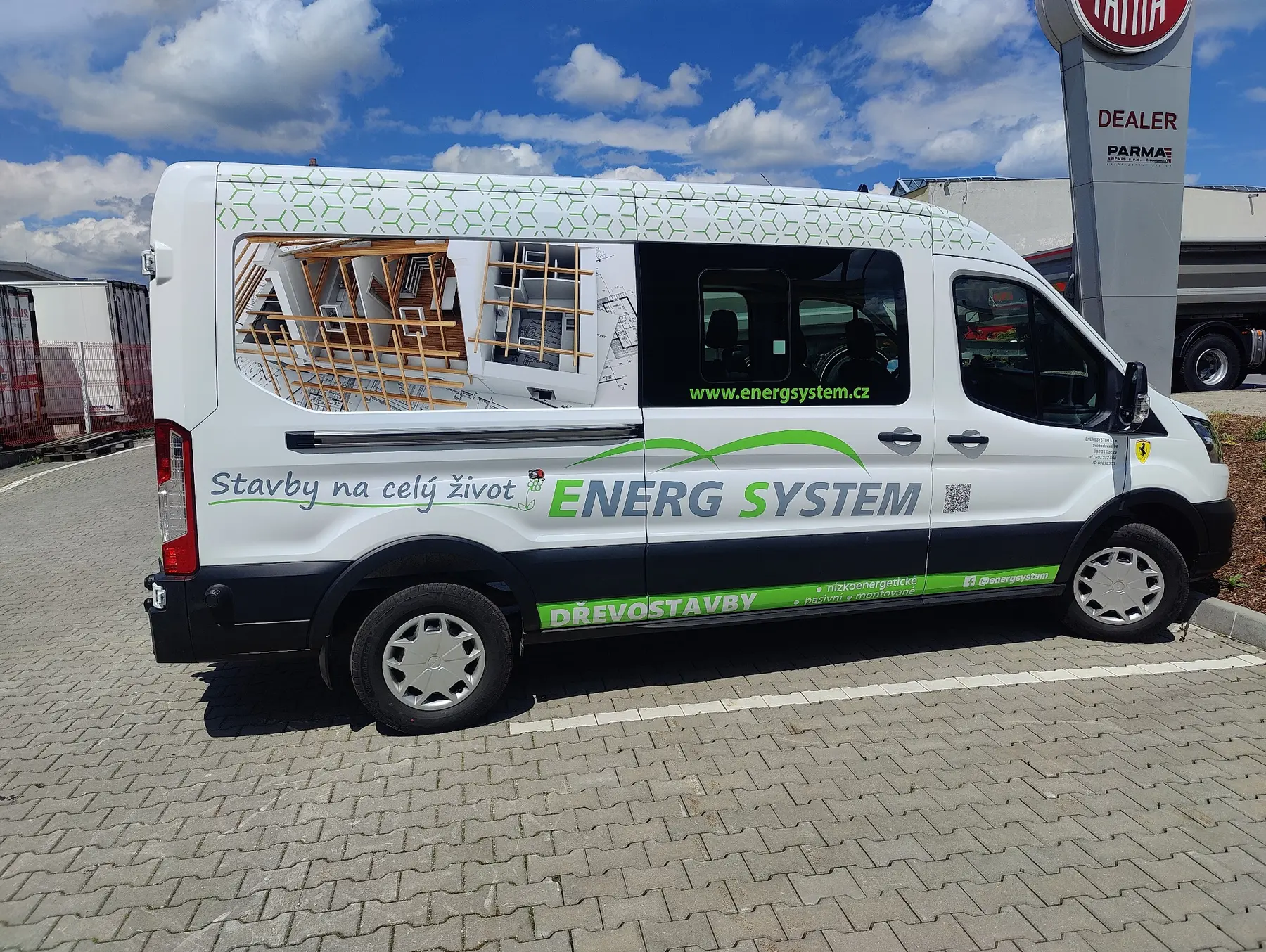 Polep bílé dodávky Energ System se zelenými a šedými prvky
