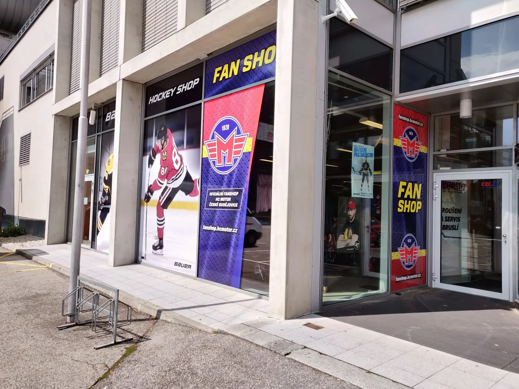 Celoplošný polep výloh oficiálního fanshopu HC Motor České Budějovice