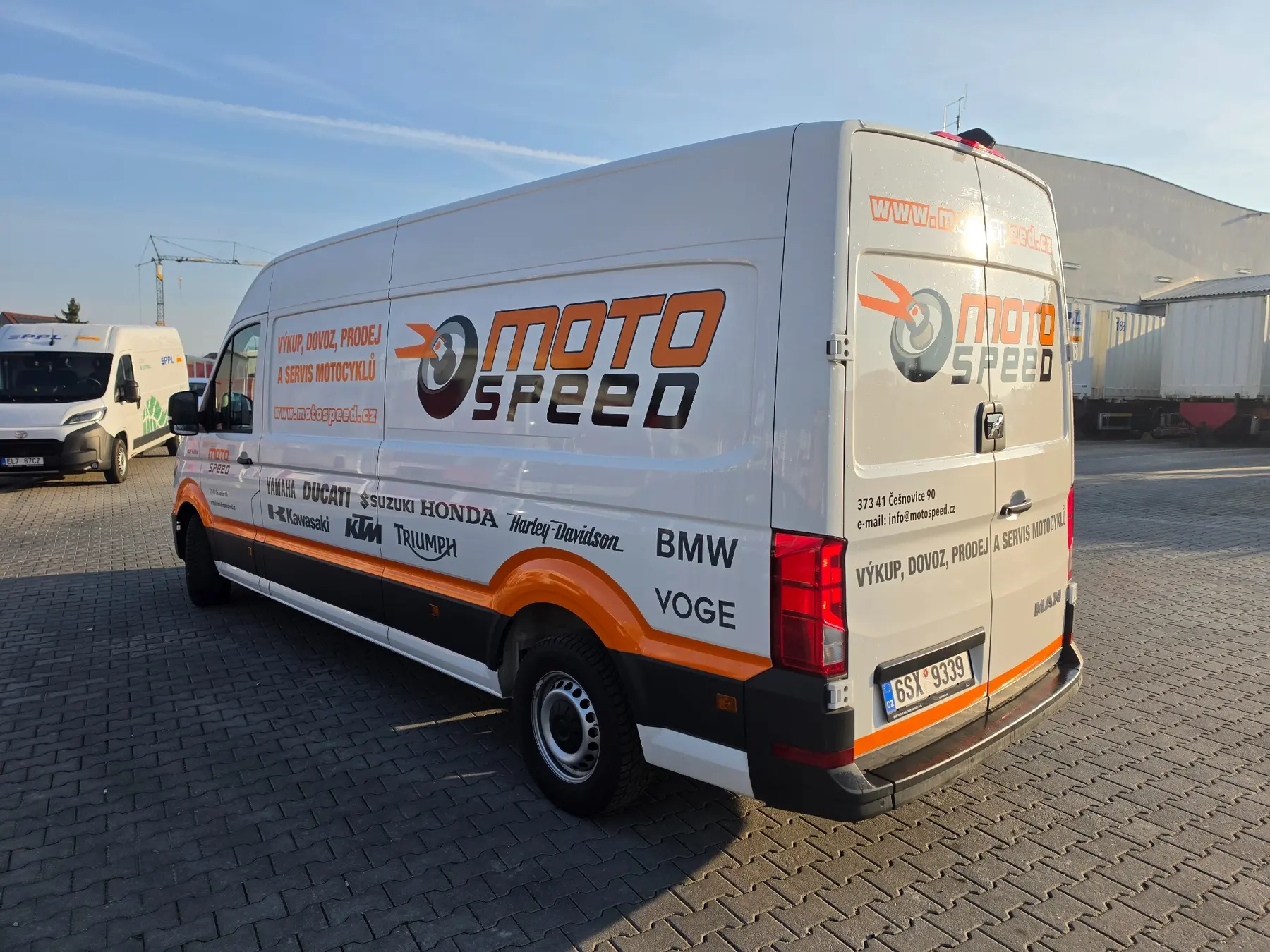 Oranžovošedý polep dodávky Moto Speed