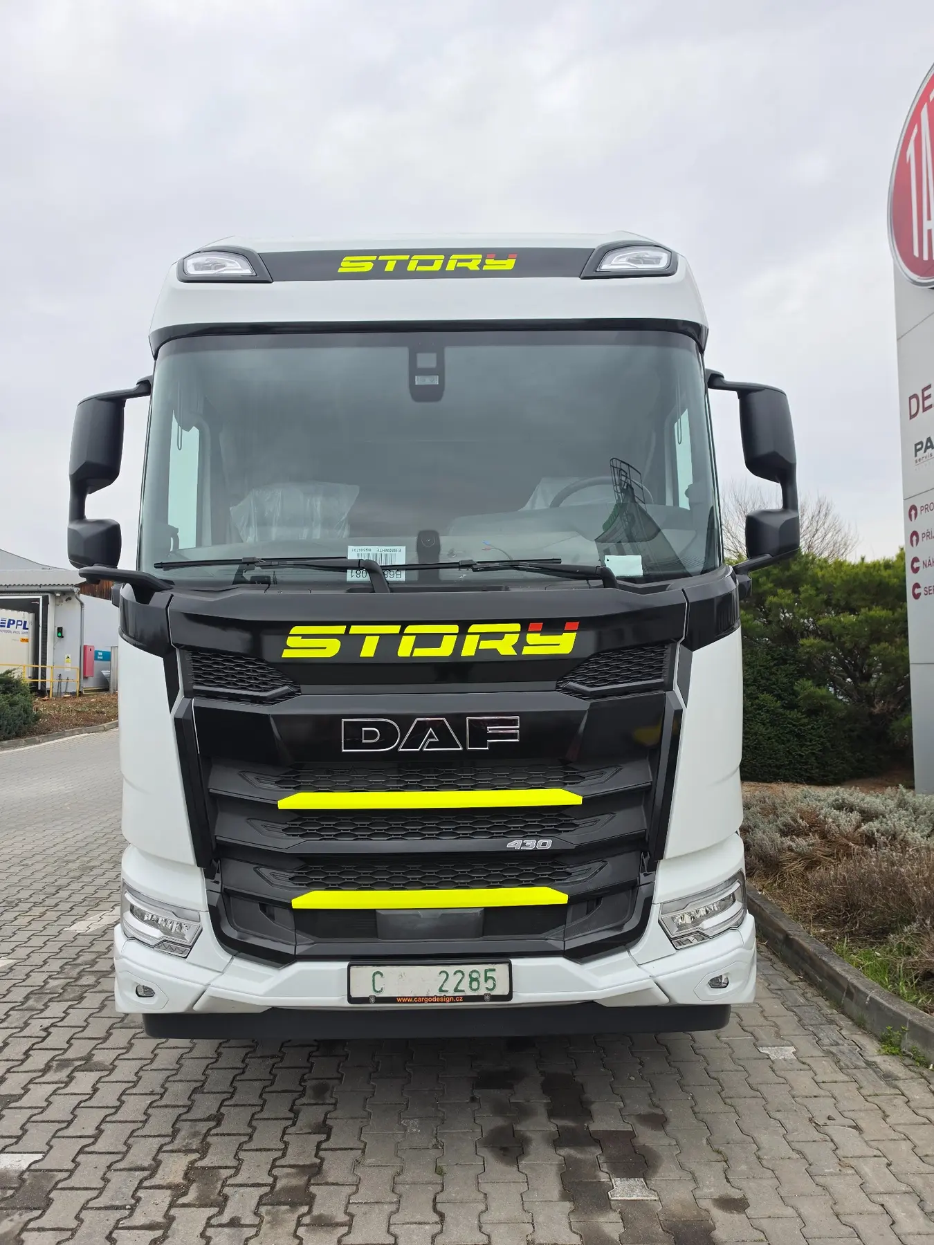 Čelní pohled na nákladní vůz DAF s polepem Story Racing