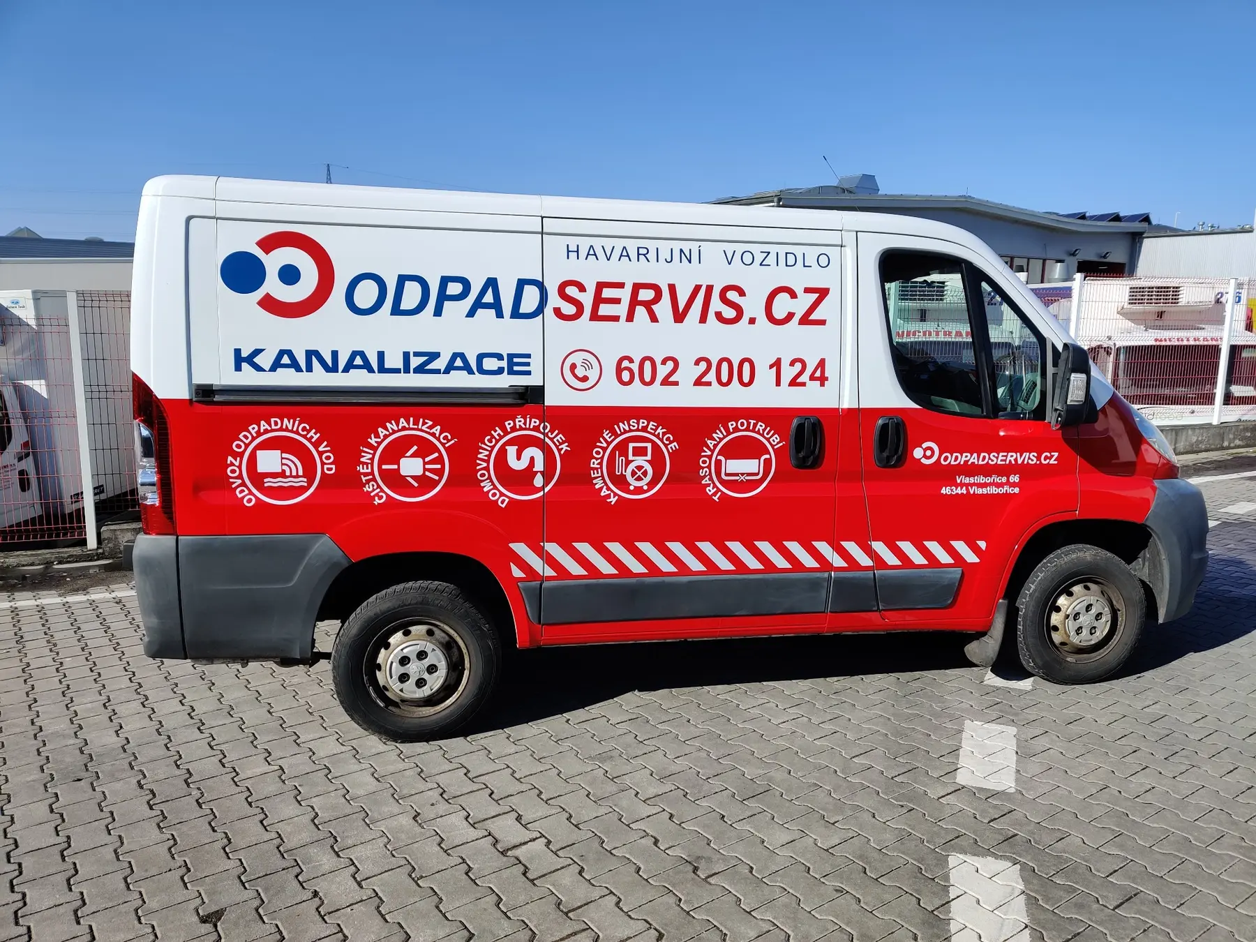 Polep servisní dodávky Odpadservis v červené, bílé a modré barvě