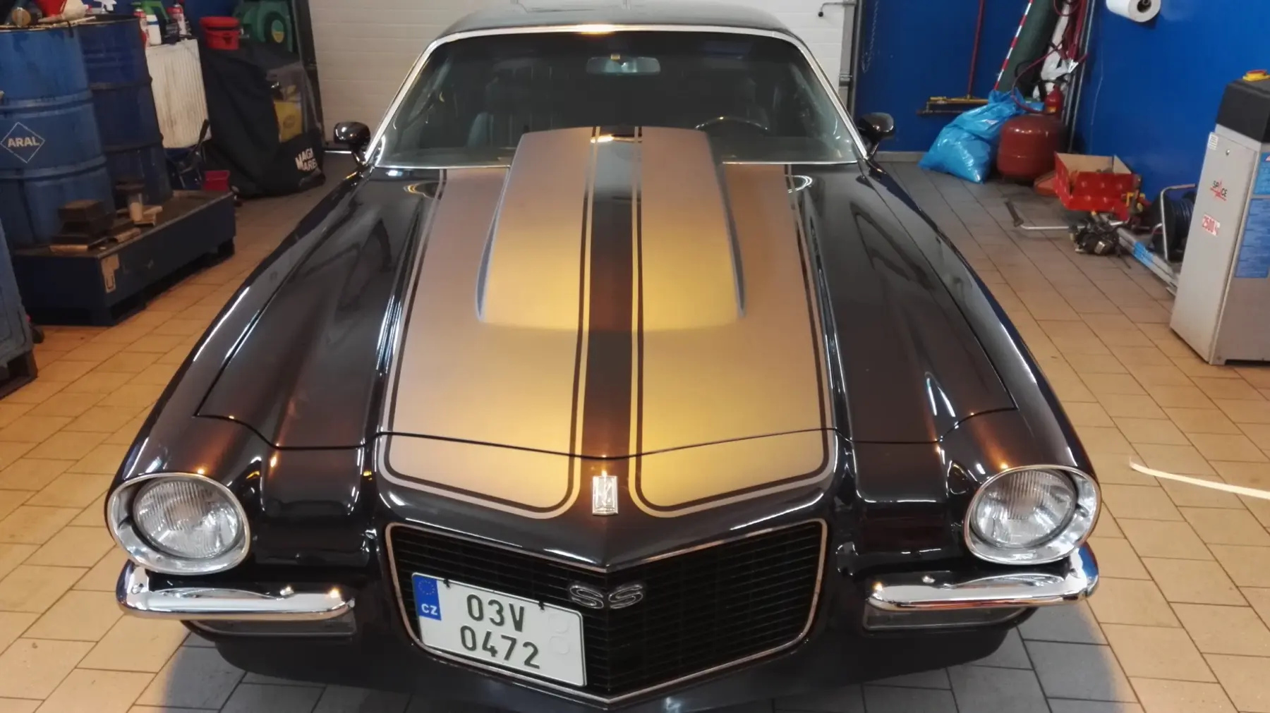 Zlaté sportovní pruhy na černém vozu Chevrolet Camaro SS