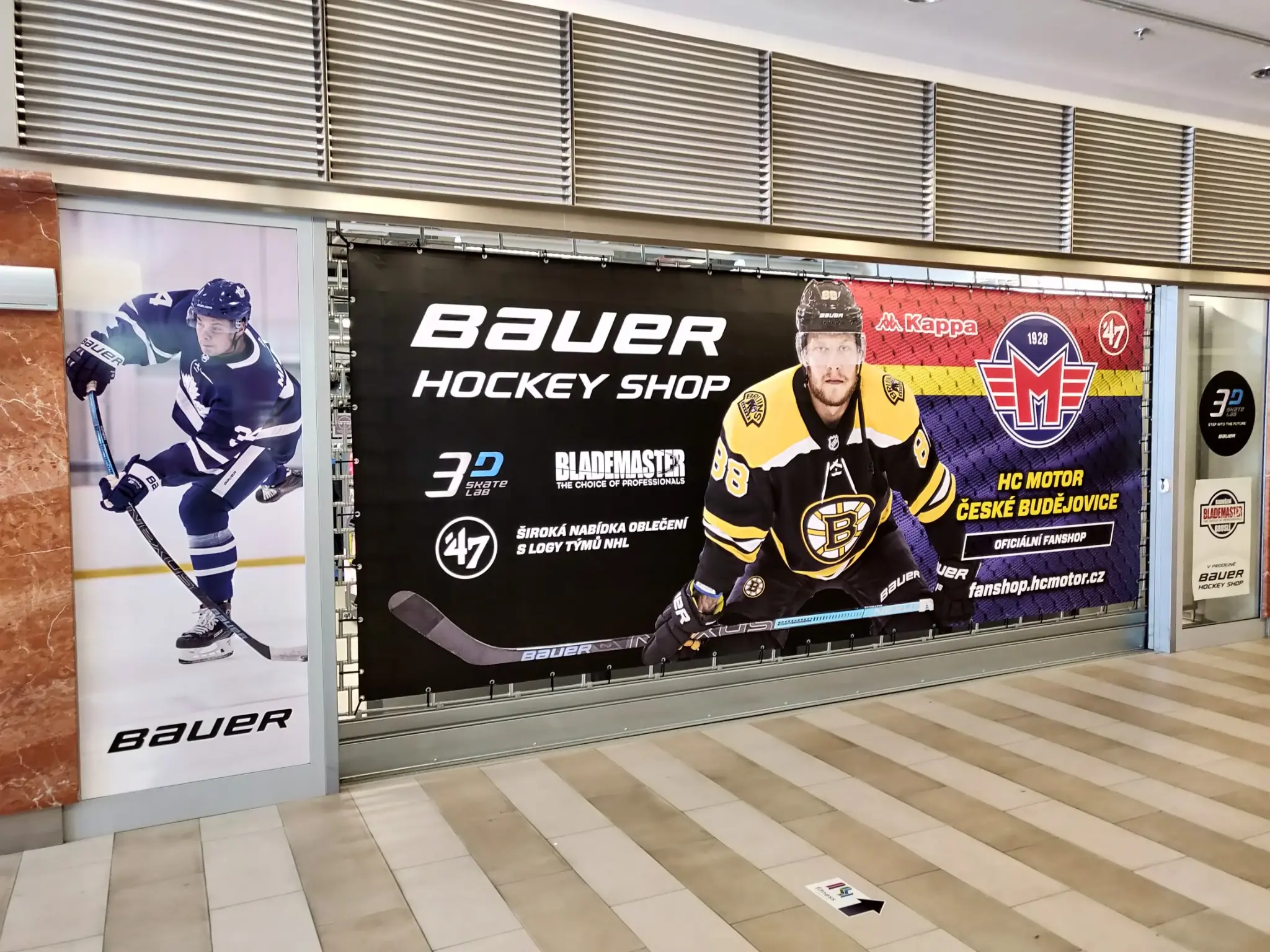 Interiérová reklamní plachta Bauer Hockey Shop a HC Motor