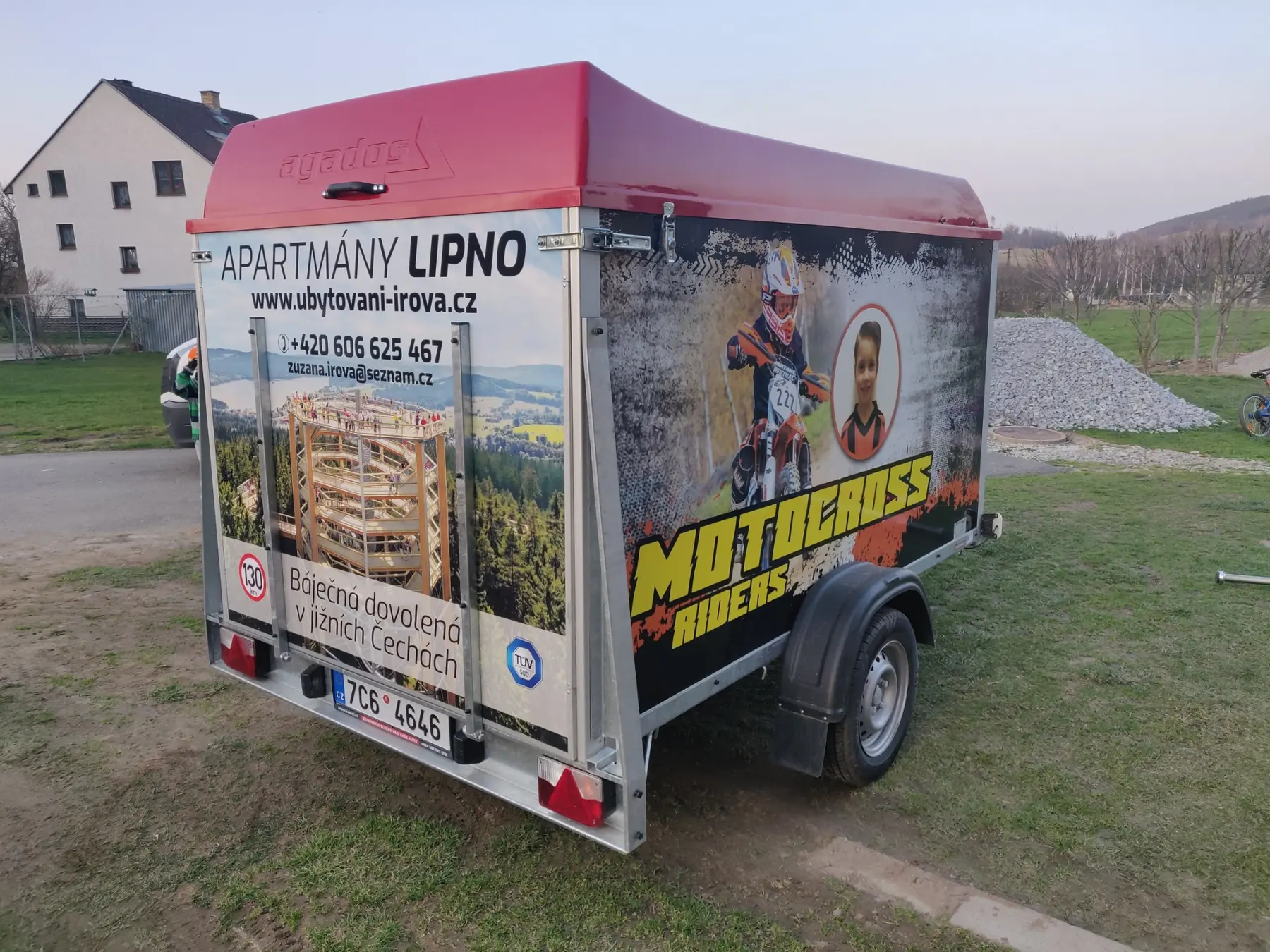 Celoplošný reklamní polep přívěsu pro Apartmány Lipno a Motocross Riders
