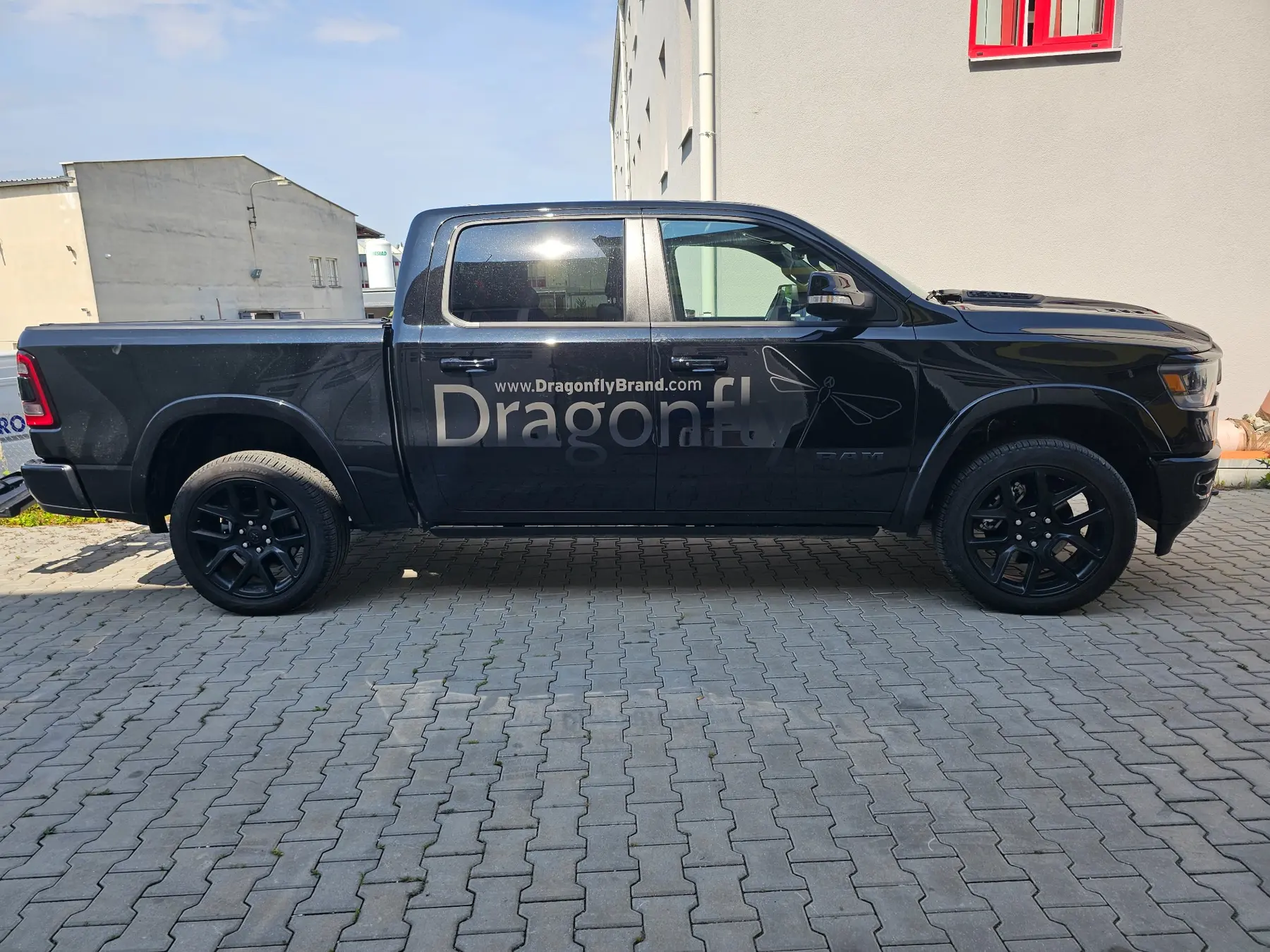 Decentní tmavý reklamní polep černého pick-upu RAM pro Dragonfly