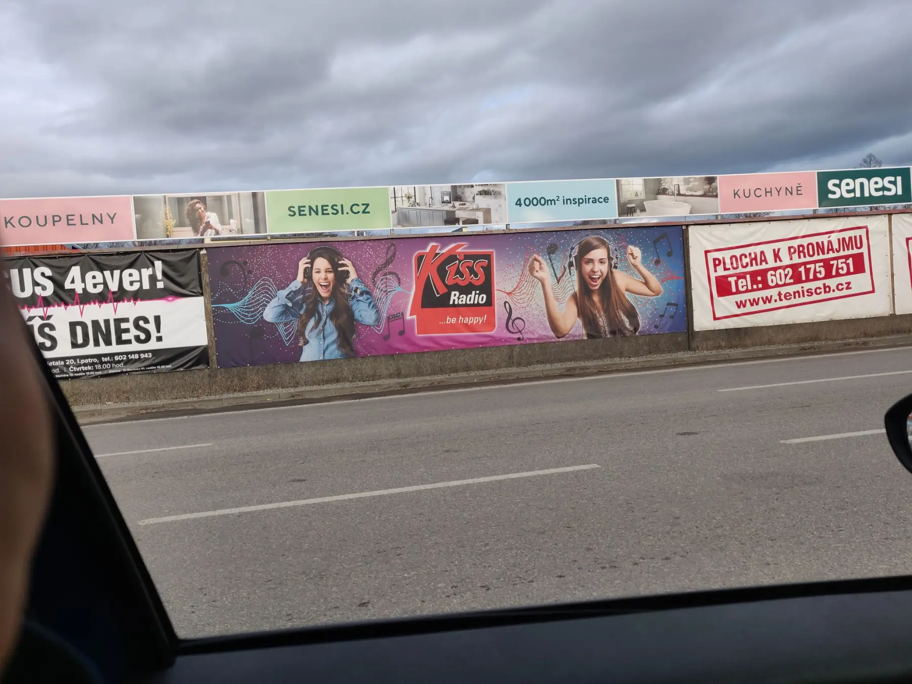 Velkoformátové reklamní plachty pro Kiss Rádio a další značky