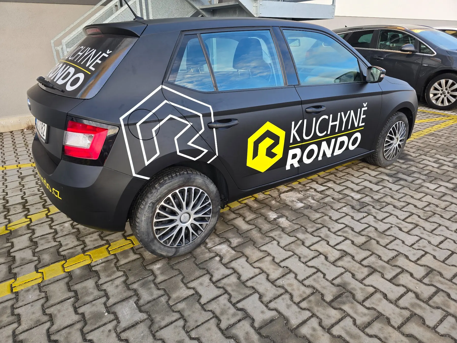 Matný černý polep osobního vozu Škoda pro Kuchyně Rondo