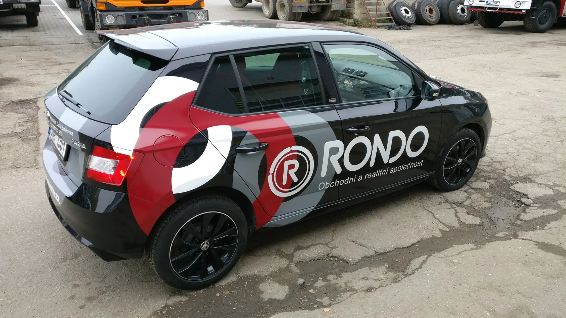 Celoplošný černočervenošedý polep osobního vozu Škoda pro Rondo