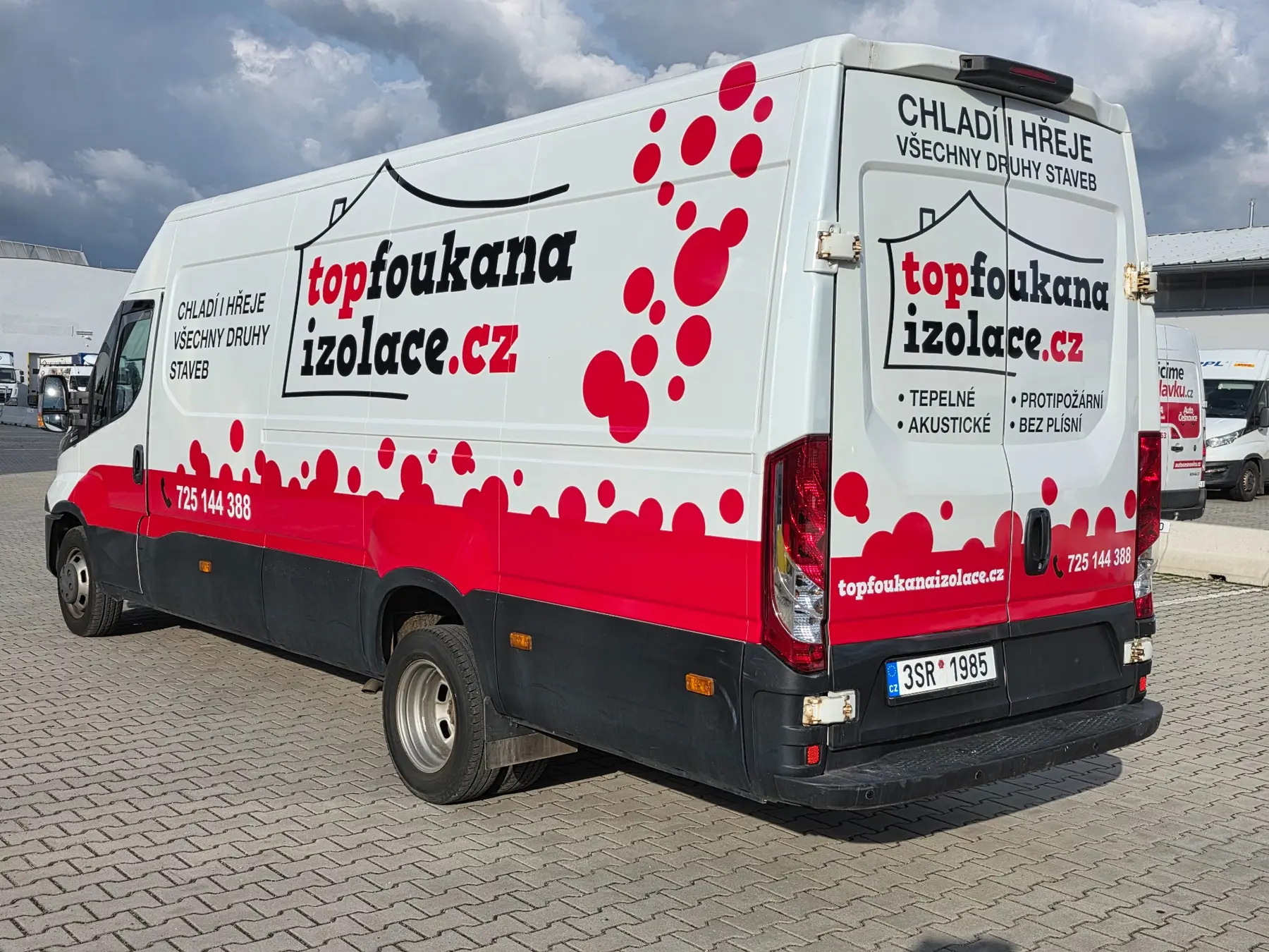 Červenobílý polep dodávky Topfoukaná izolace