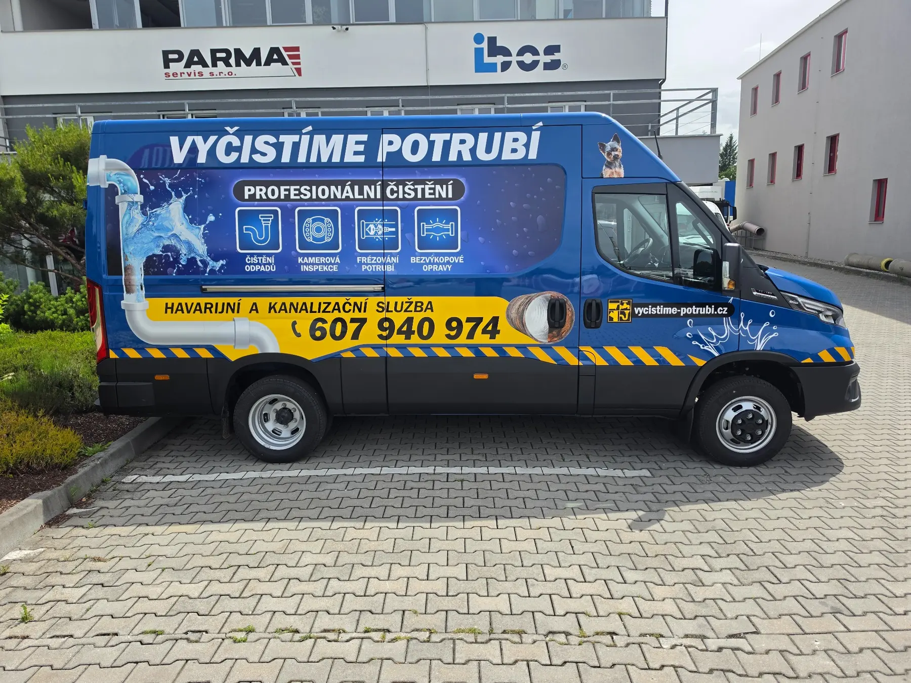 Modrožlutý celopolep servisní dodávky Vyčistíme potrubí