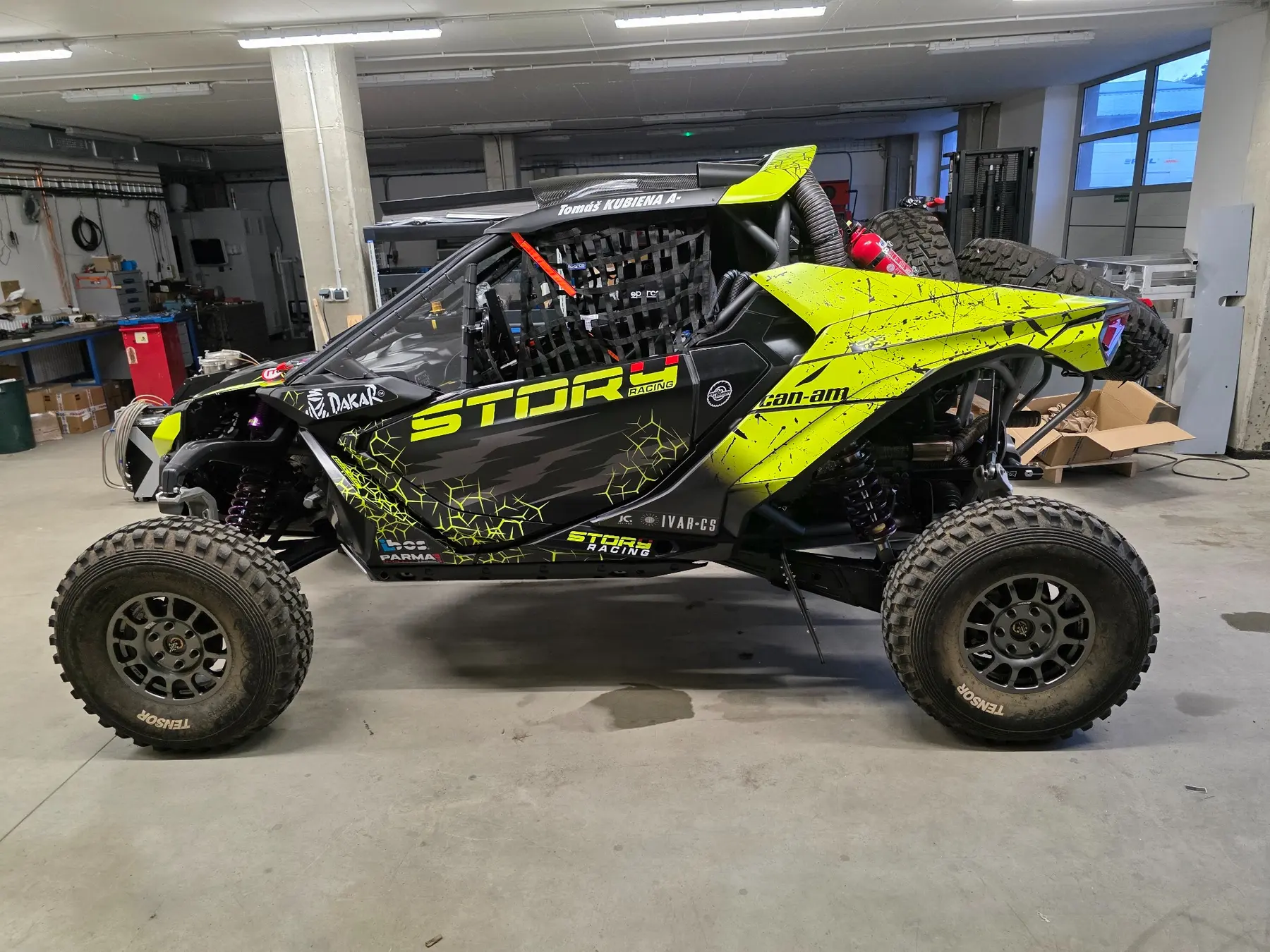 Černozelený závodní speciál Can-Am se sportovním polepem Story Racing