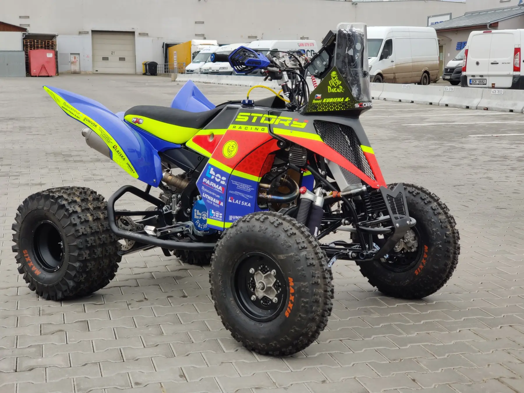 Modročervená závodní čtyřkolka se žlutými prvky Story Racing