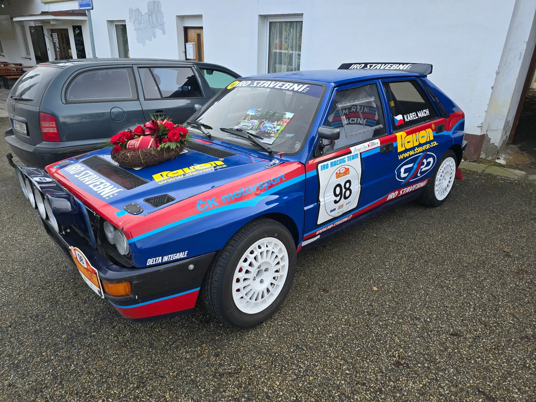 Závodní Lancia Delta s modročerveným polepem a číslem 98