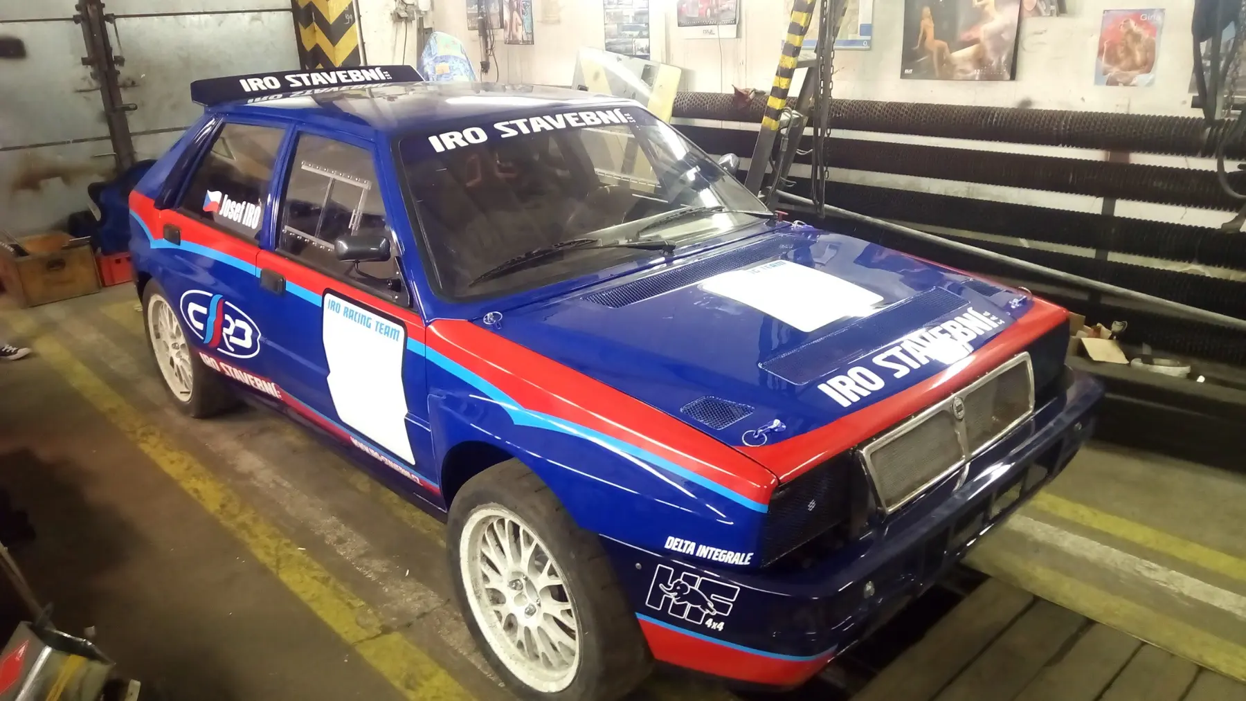 Modročervený polep závodního vozu Lancia Delta Integrale