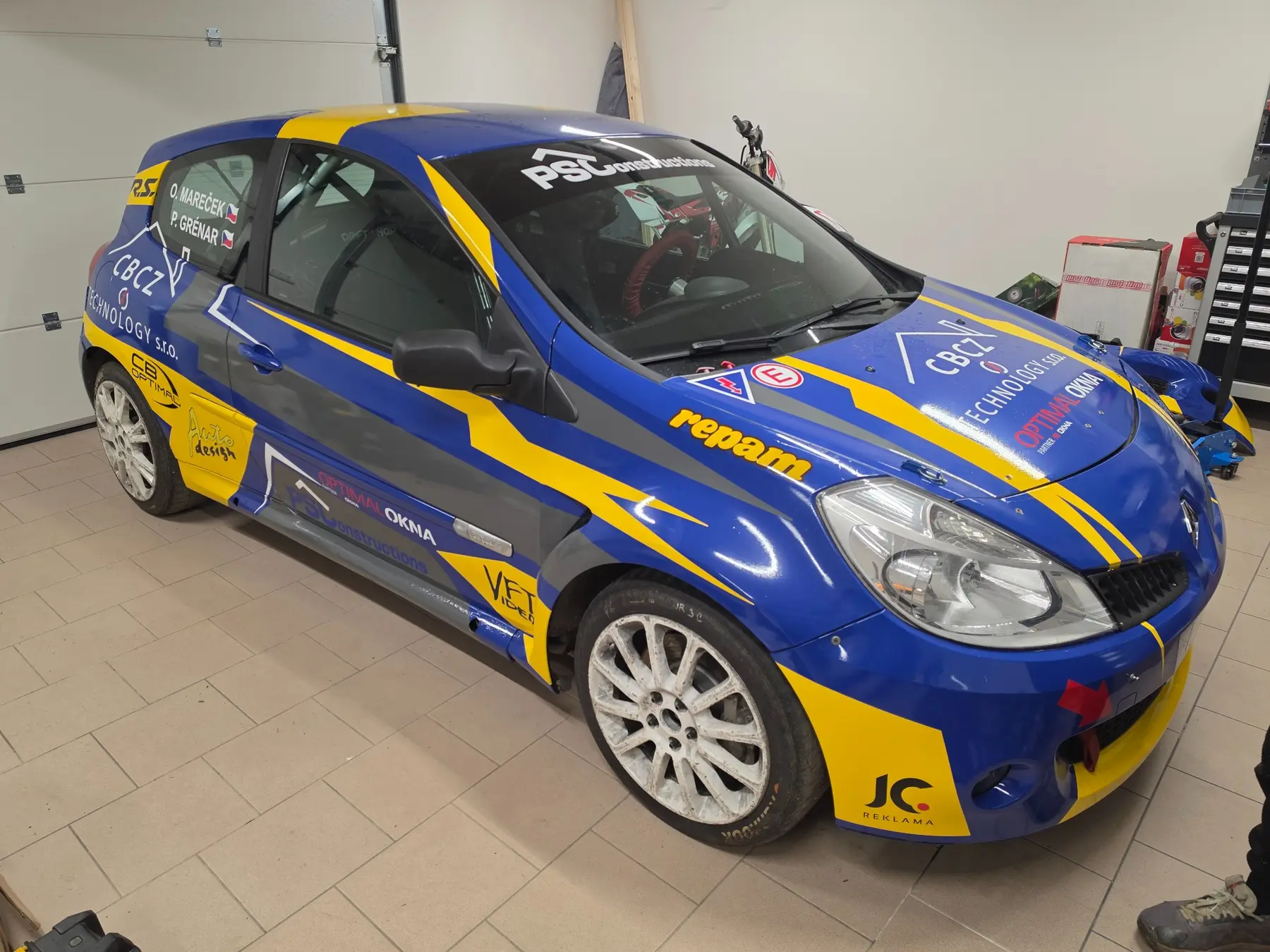 Modrožlutý polep závodního vozu Renault Clio