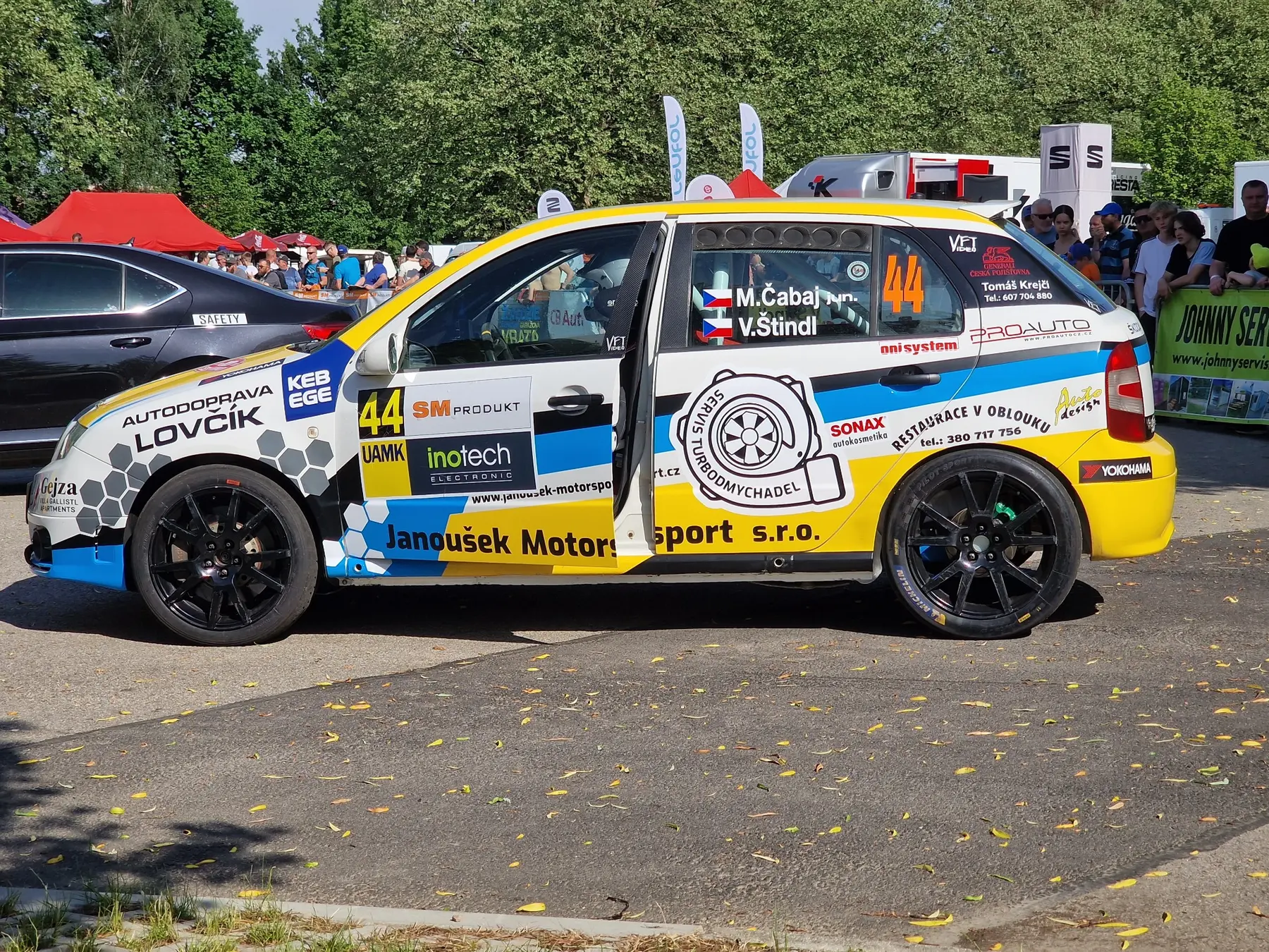 Závodní Škoda Fabia s modrobíložlutým polepem