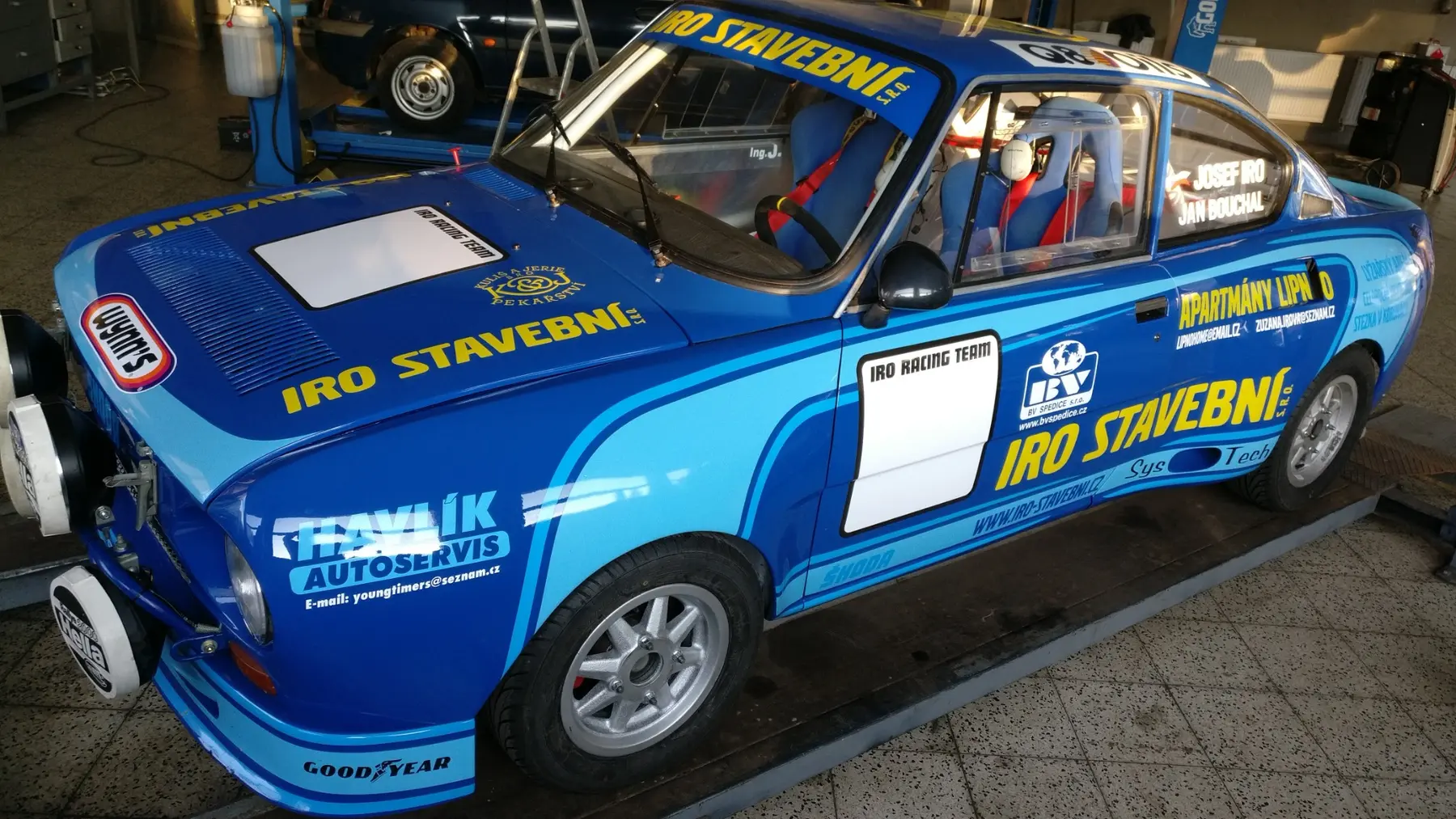 Modrý závodní vůz Škoda s polepem IRO Racing Team